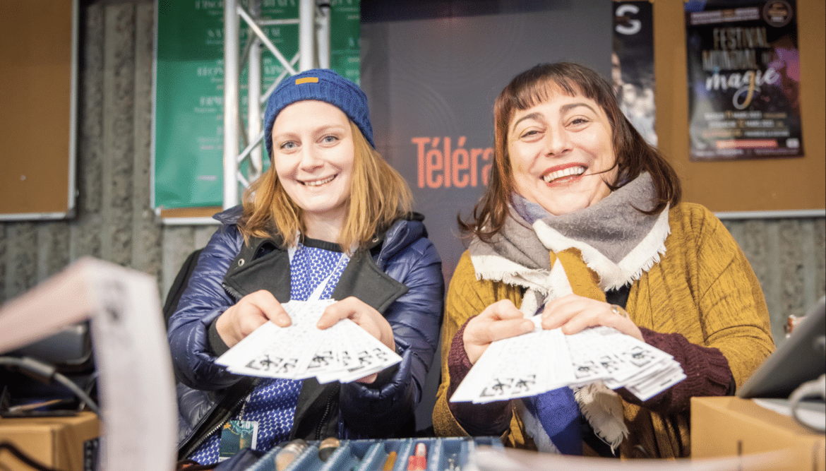 Billetterie Des hôtesses d'accueil montrent les billets d'entrée du festival