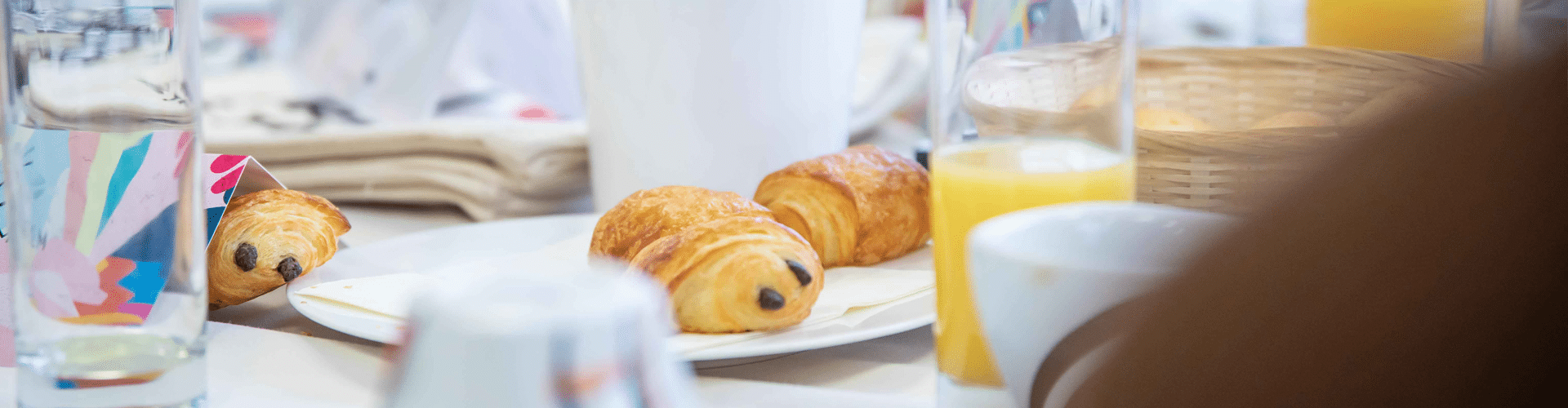 hotels-1920x500 Aperçu de pains au chocolat d'un petit-déjeuner d'hôtel