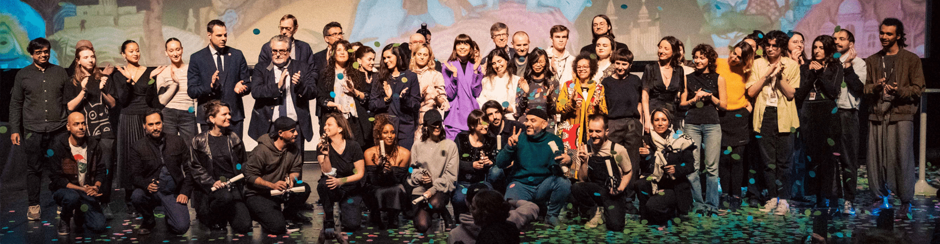 Les membres des différents jurys, lauréat·e·s et remettant·e·s des prix de la 46 édition du festival sont sur la scène de la salle Jean Cocteau sous les confettis, pour la photo finale