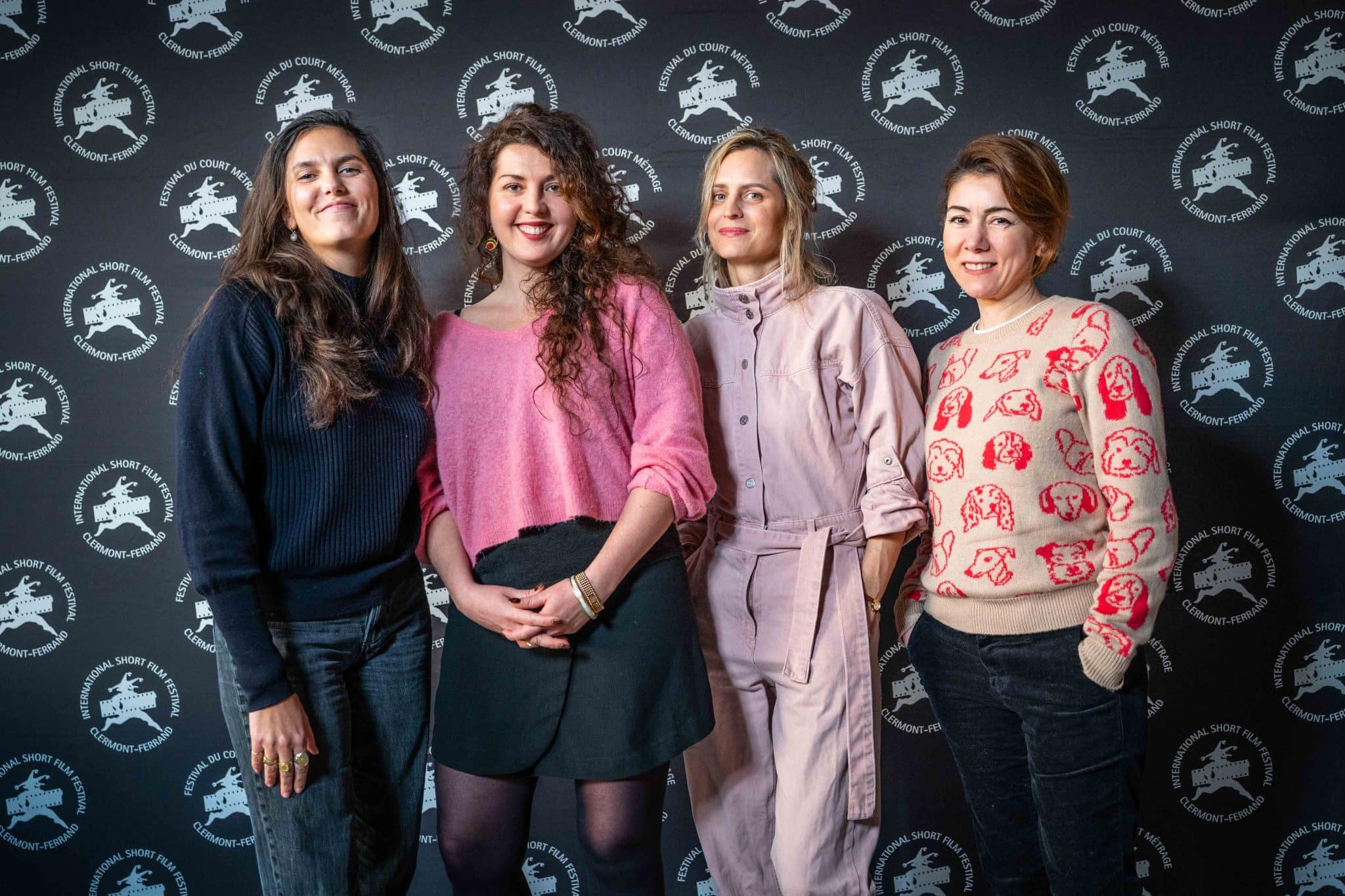 Le jury national 2024 (Iris Brey, Aurélie Reinhorn, Sabrina Seyvecou, Sarah Saidan) prend la pose devant le photocall