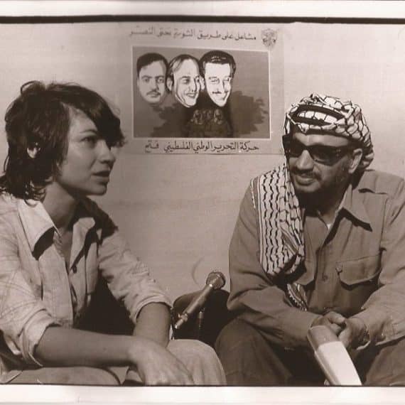 La journaliste libanaise Jocelyne Saab interviewe Yasser Arafat en 1982