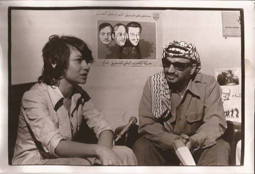 La journaliste libanaise Jocelyne Saab interviewe Yasser Arafat en 1982