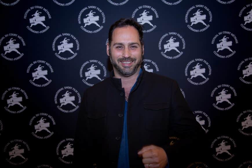 Le cinéaste Wissam Charaf devant le photocall aux couleurs du festival lors de l'édition 2020
