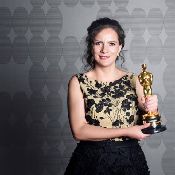 L'ingénieure du son Michelle Couttolenc tient son Oscar pour son travail sur le film "Sound of Metal"