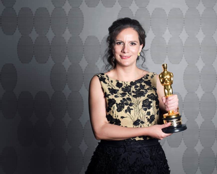 L'ingénieure du son Michelle Couttolenc tient son Oscar pour son travail sur le film "Sound of Metal"