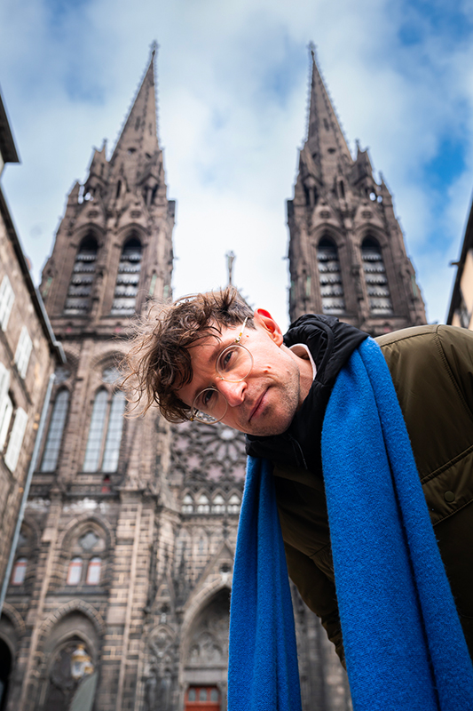 Karolis Strautniekas, illustrateur de la future affiche du festival 2026, en visite dans la ville. - Karolis Strautniekas, illustrator of the upcoming 2026 festival poster, visiting the city. © Abigaëlle Robineau