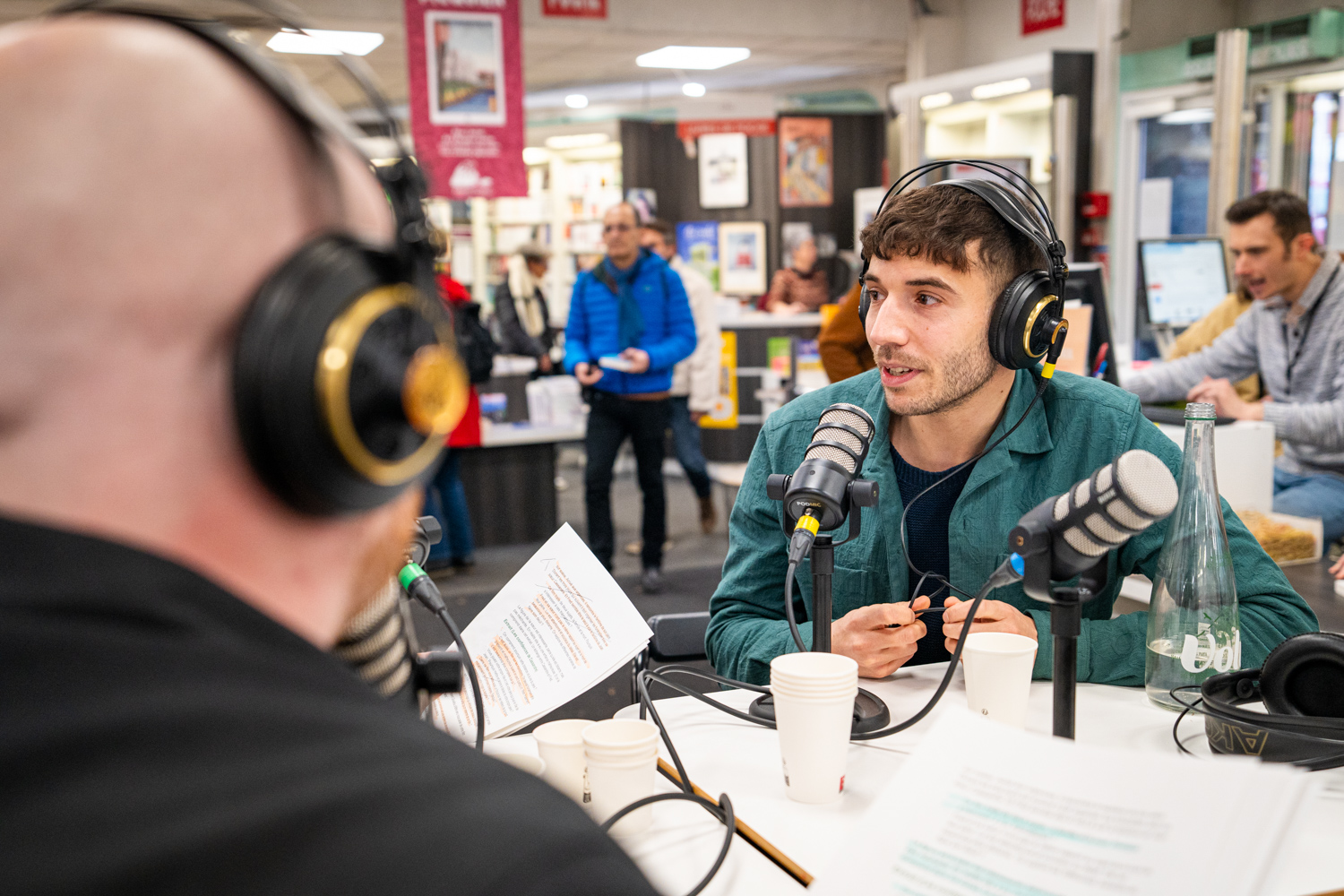 ©AR-2025-Librairie-Les-Volcans-interview-Radio-Arverne-presse-L'Entrecourt-ambiance-NOUS-LES-PROCHAINS-Florent-GOUËLOU-2BD