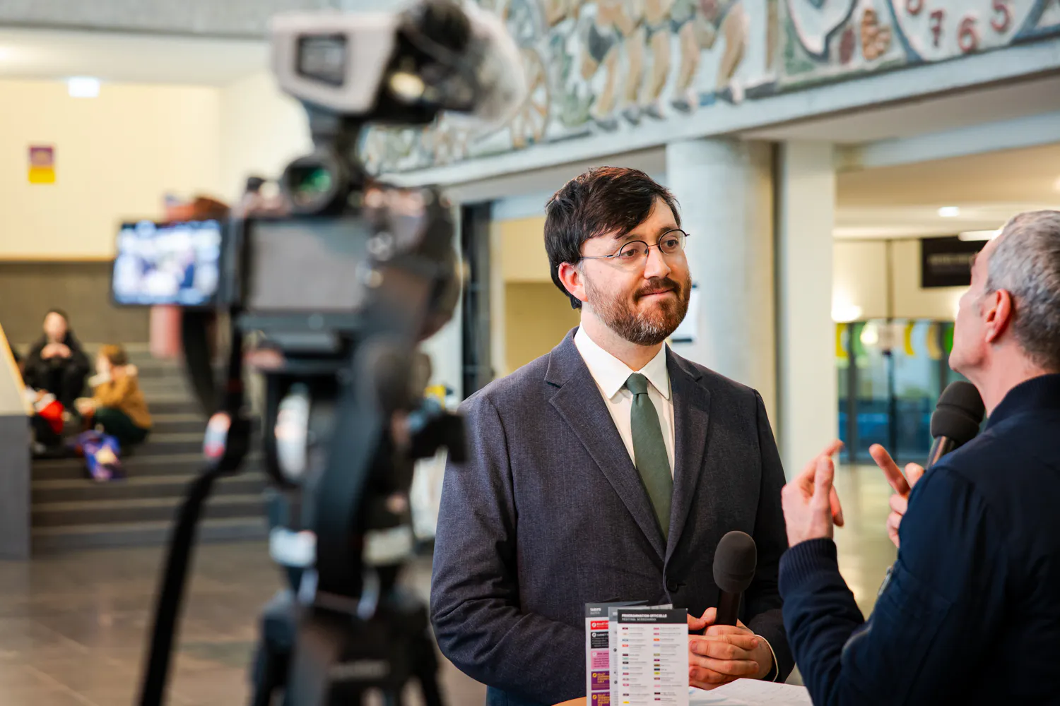©Romain Harel, LE COURT-2026-Comédie-Hall-Ambiance-interview-télévision-caméra-France3-Gaëtan-BRUEL-4BD